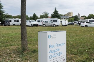 Le terrain communal est occupé par une vingtaine de familles yéniches.